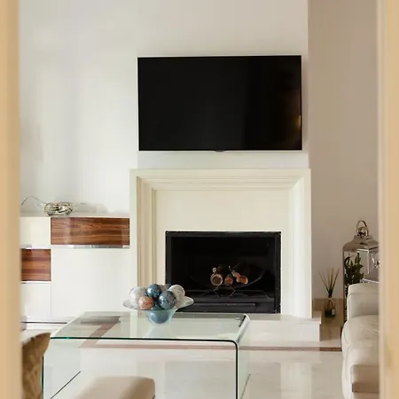 Apartment Apartment, With Large Terrace And Garden, Close To Golf And The Beach, In Guadalmina,