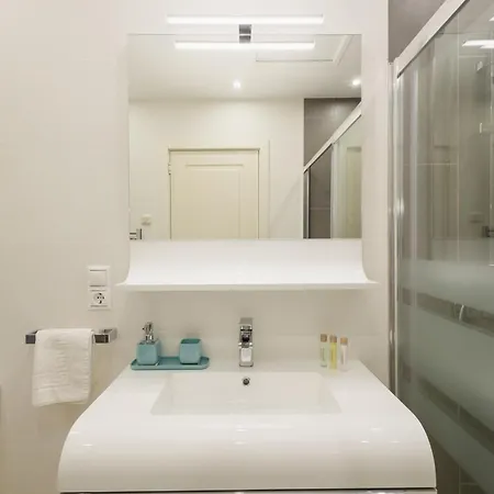 Apartment Apartment, With Large Terrace And Garden, Close To Golf And The Beach, In Guadalmina,