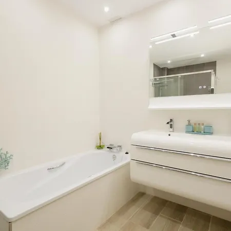 Apartment, With Large Terrace And Garden, Close To Golf And The Beach, In Guadalmina, * Marbella