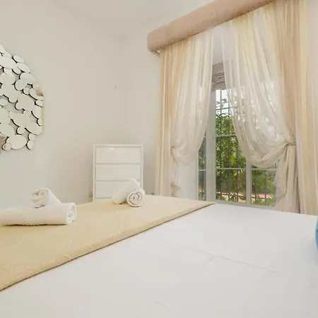 Apartment Apartment, With Large Terrace And Garden, Close To Golf And The Beach, In Guadalmina, *